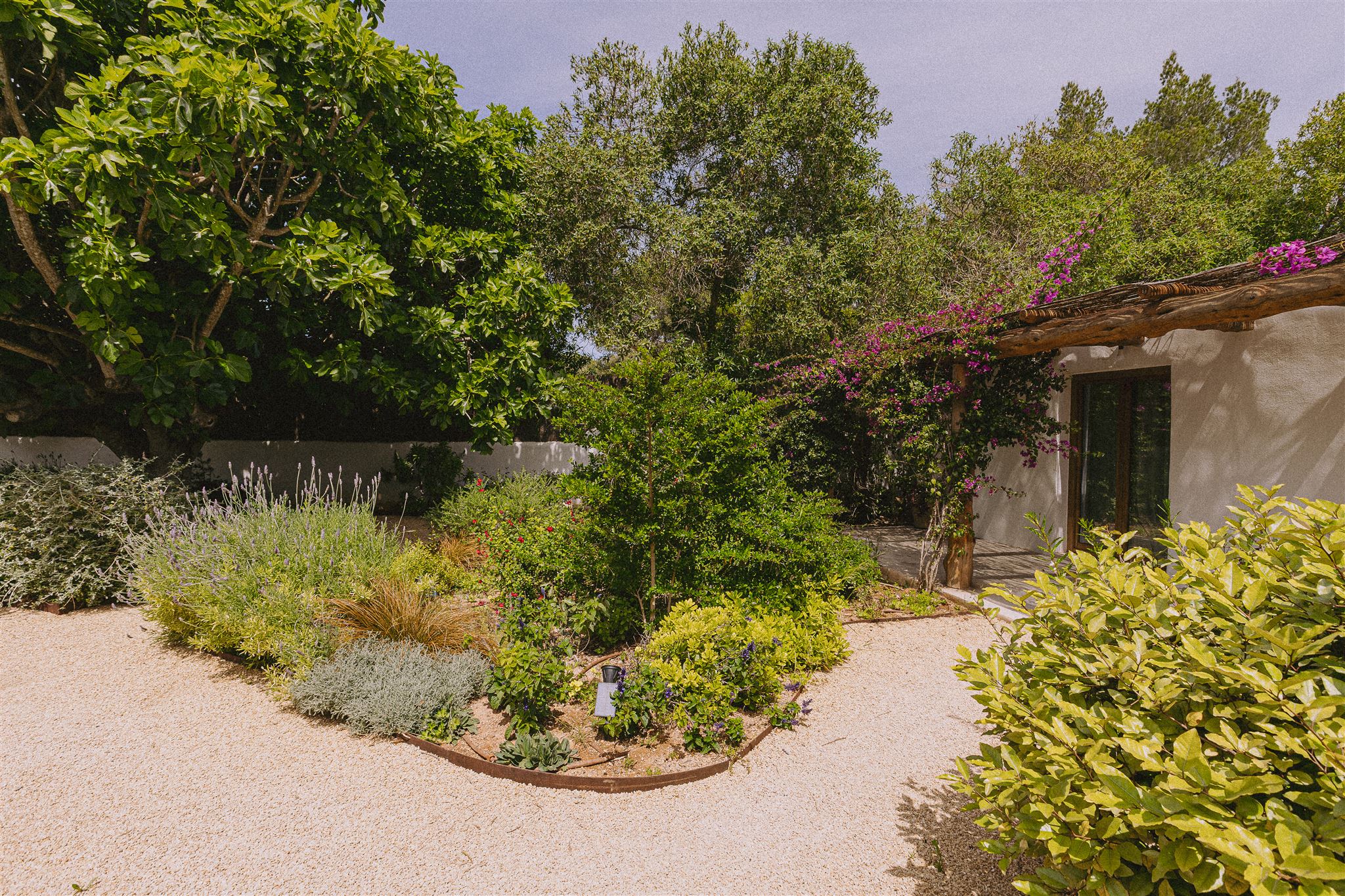 Jardín diseñado y ejecutado por Eiviss Garden Paisajismo